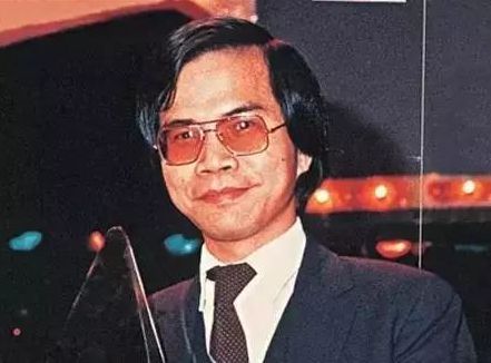 世引出30年前的秘密真相开元棋牌“词圣”突然去(图1)