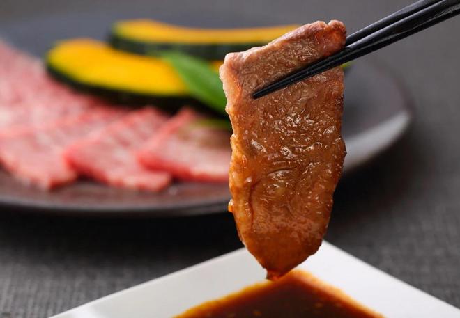 ：一片肉如何改变日本国运开元棋牌从禁忌到餐桌主角(图3)