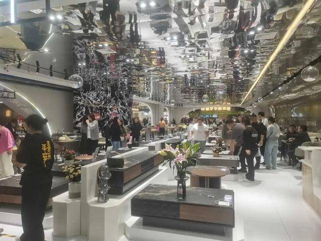1届中国·胜芳国际家具博览会在河北霸州开幕ky开元棋牌超10万名中外采购商参会 第3(图1)